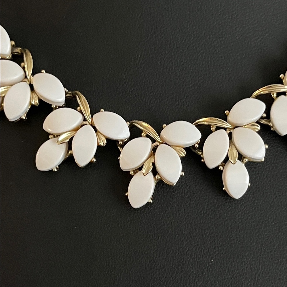 Vintage Kramer white thermoset draping leaves choker and clip ear climber set - Picture 5 of 13
